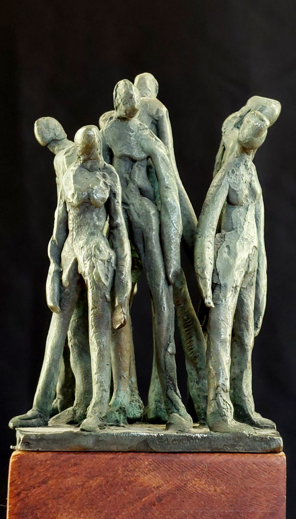 Groupe de personnages isolés sur un socle en bois. Sculpture de Philippe Doberset