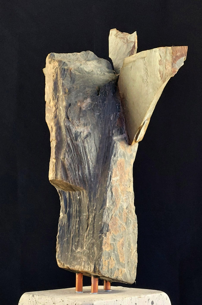 Personnage les bras levés. Sculpture en pierre de Philippe Doberset
