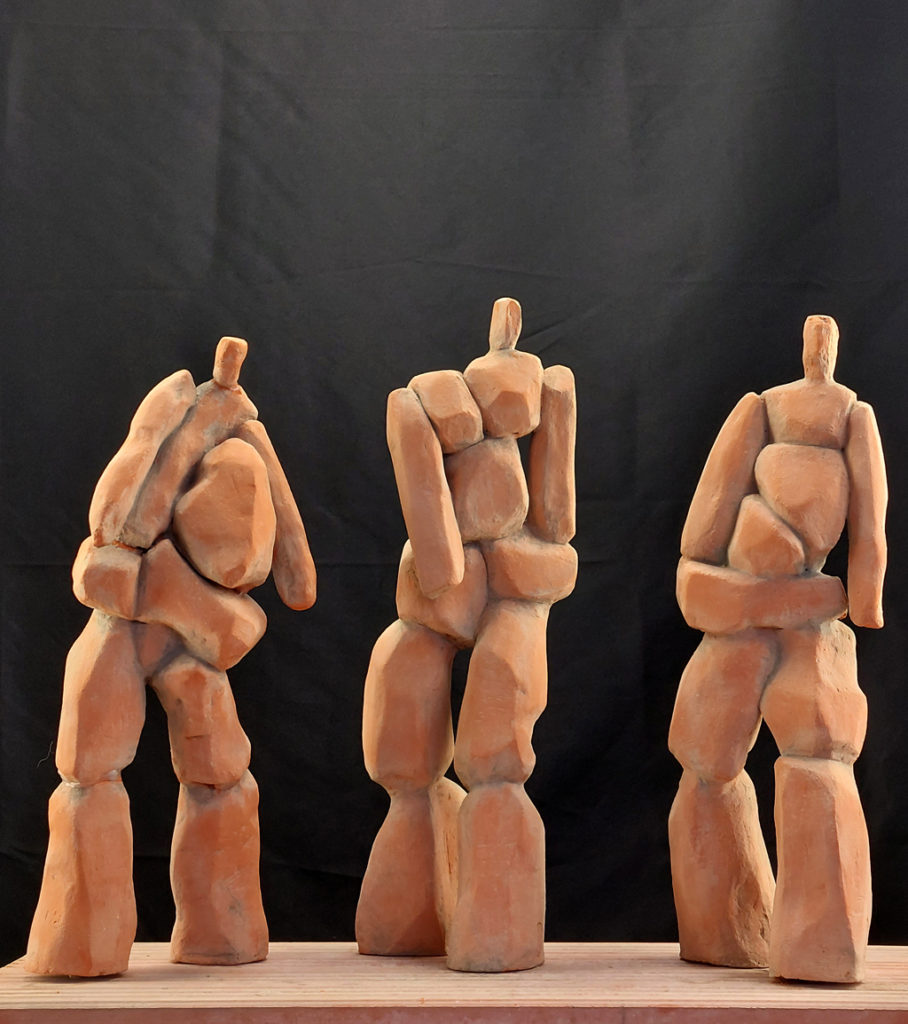 Trois personnages en terre cuite. Sculpture de Philippe Doberset