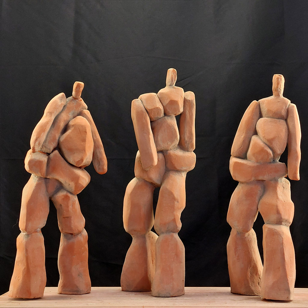 Chorégraphie de trois personnages Sculpture en terre de Philippe Doberset