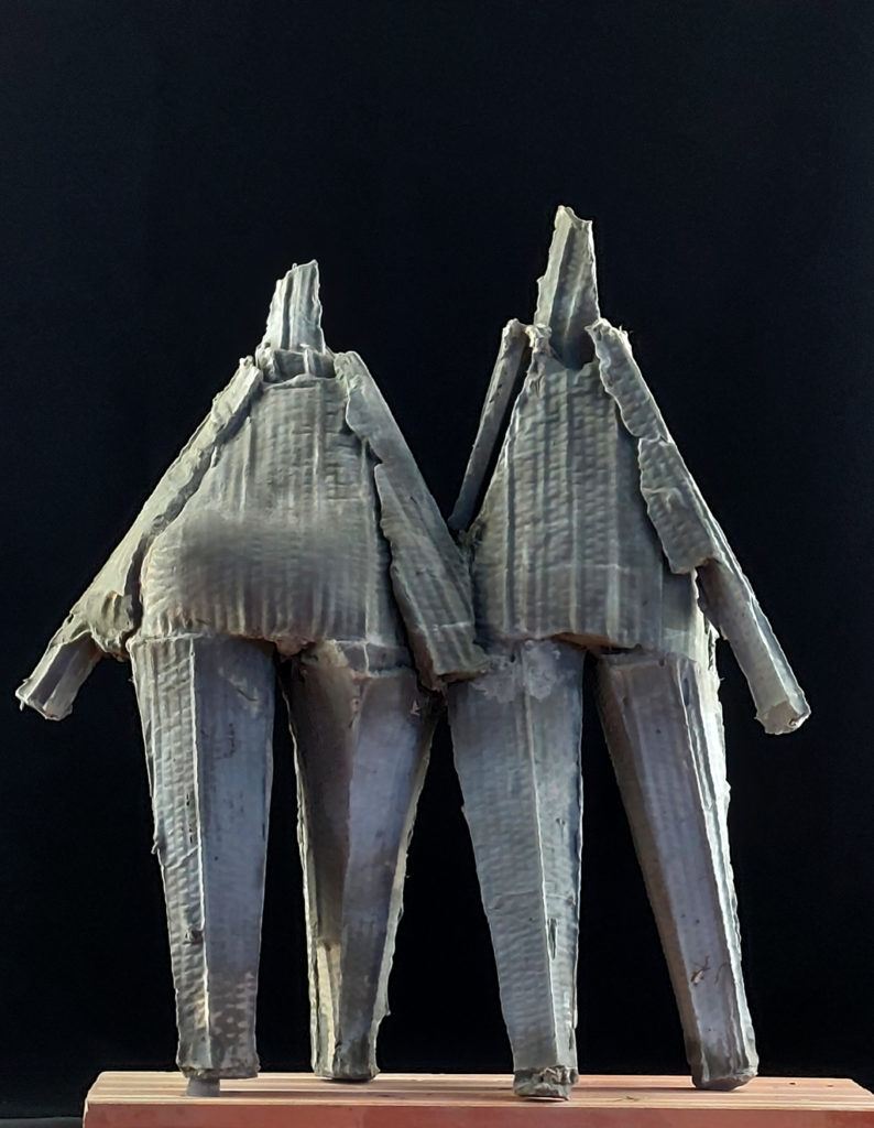 Deux personnages en béton de la série Les passants. Sculpture de Philippe Doberset