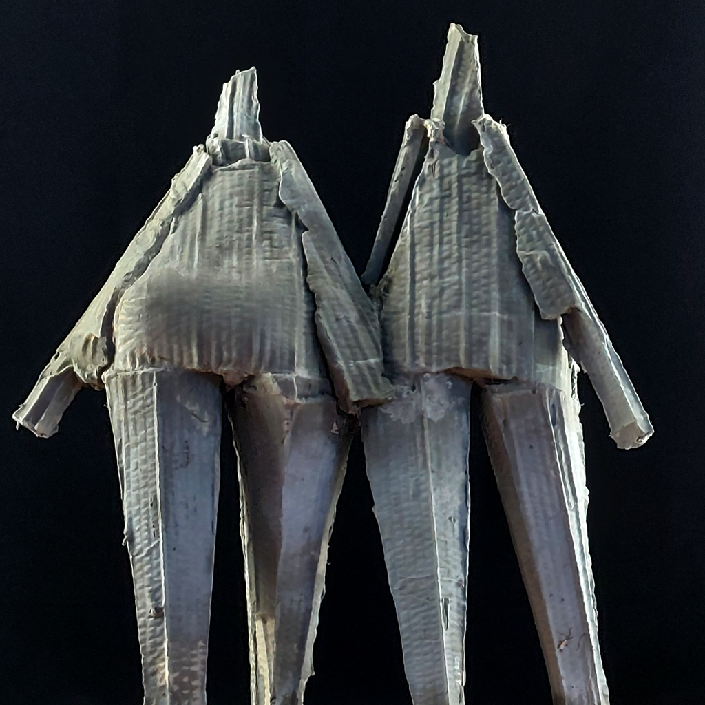 Deux personnages en béton de la série Les passants. Sculpture de Philippe Doberset