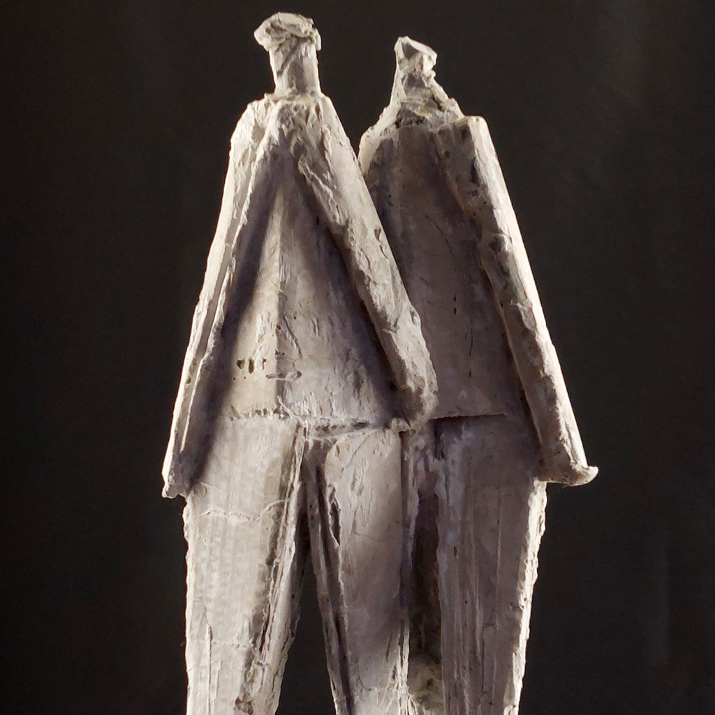 Deux passants en béton brut. Sculpture de Philippe Doberset