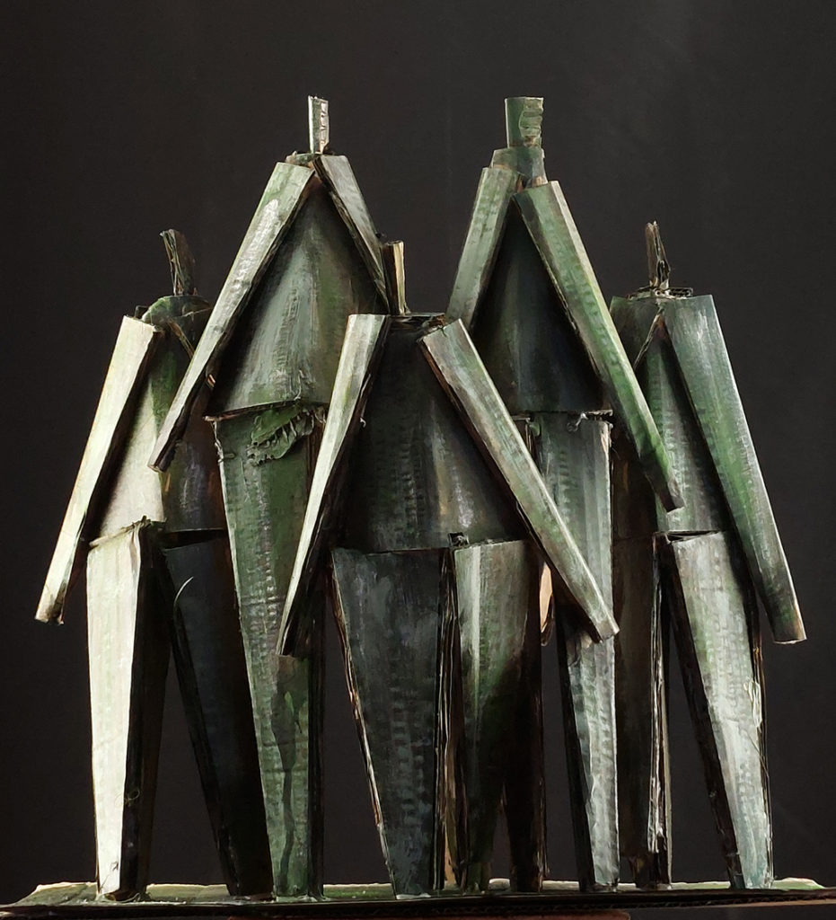 Cinq personnages en carton de la série Les passants. Sculpture de Philippe Doberset