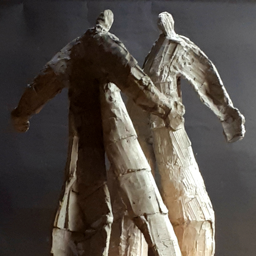 Deux personnages en béton en opposition. Sculpture de Philippe Doberset