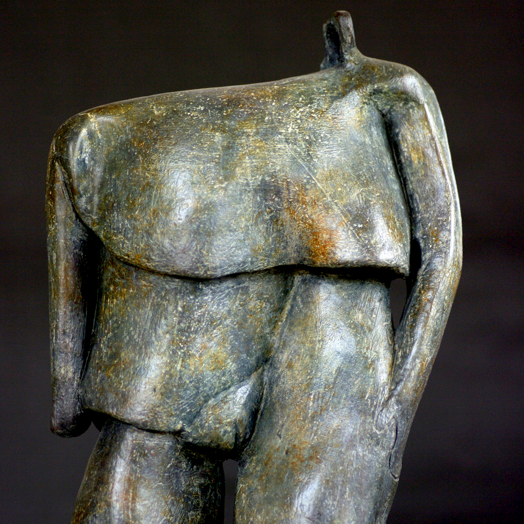 Personnage en bronze patiné. Sculpture de Philippe Doberset