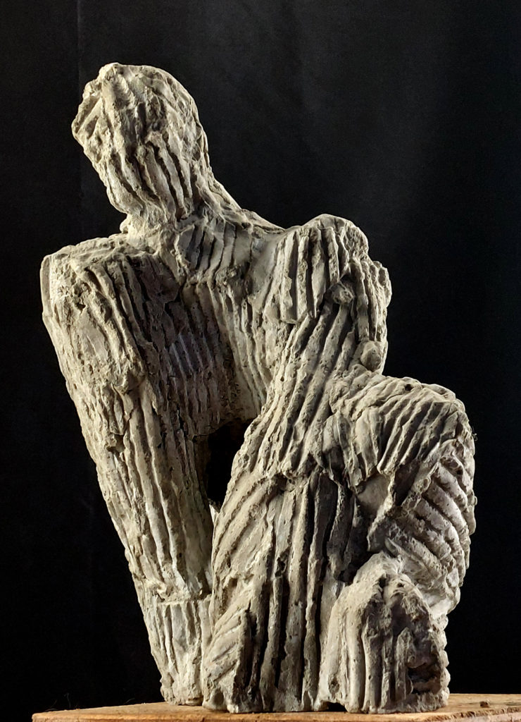 Personnage assis en béton brut. série ometto. Sculpture de Philippe Doberset