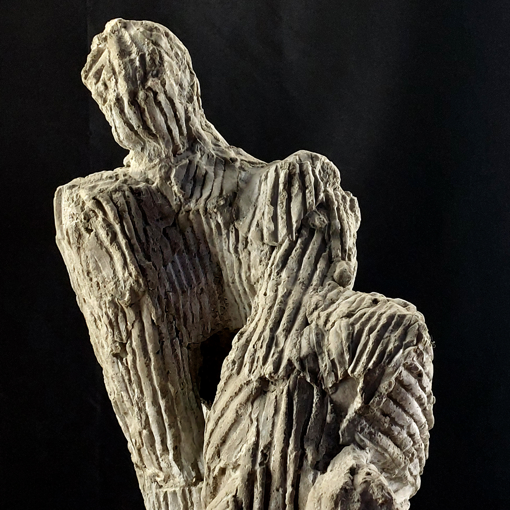 Personnage assis en béton brut. série Ometto. Sculpture de Philippe Doberset