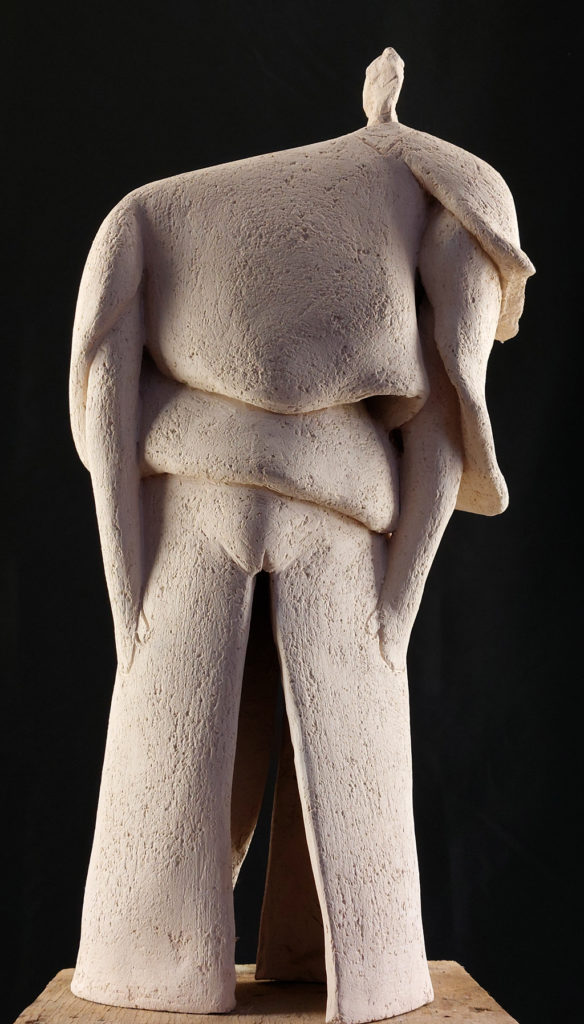 Pachy. Gros personnage en terre blanche. Sculpture de Philippe Doberset