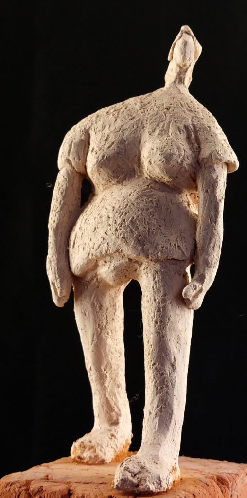 Pachy. Gros personnage en terre blanche sur socle . Sculpture de Philippe Doberset