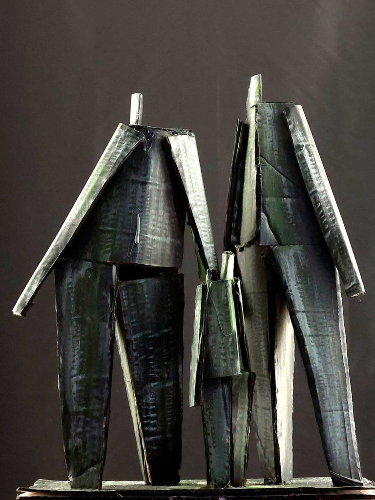 Trois personnages en carton de la série Les passants. Sculpture de Philippe Doberset