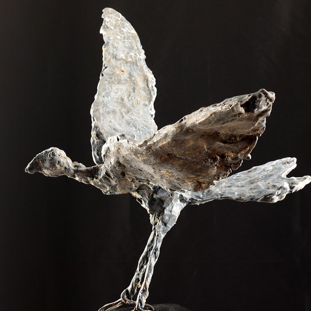 Oiseau très décharné en envol. Sculpture de Philippe Doberset