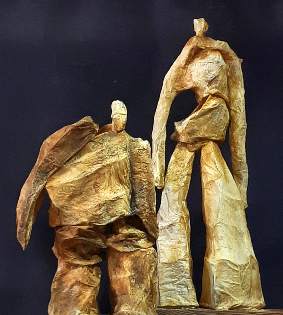 Deux personnages en papier et acier. Sculpture de Philippe Doberset