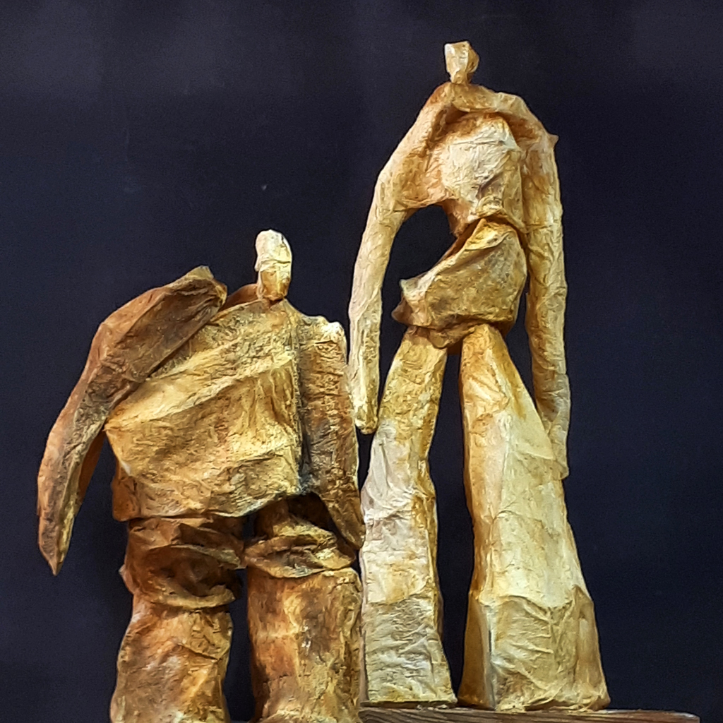 Deux personnages en papier et acier . Sculpture de Philippe Doberset