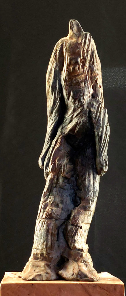  Personnage féminin en bronze patiné. Sculpture de Philippe Doberset
