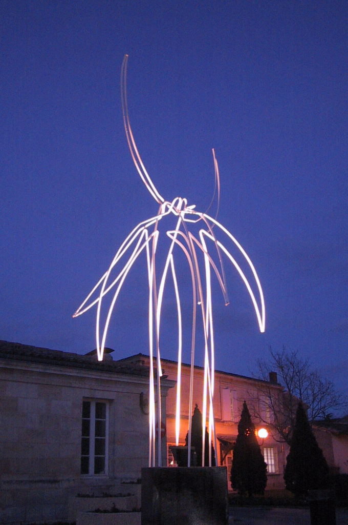 quatre personnages en fil d'acier. Sculpture de Philippe Doberset