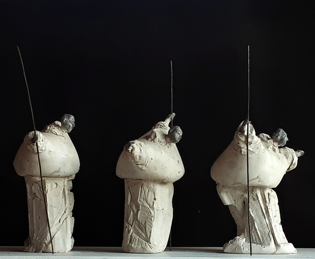 Suite de trois personnages en béton avec leur canne de marche . Sculpture de Philippe Doberset