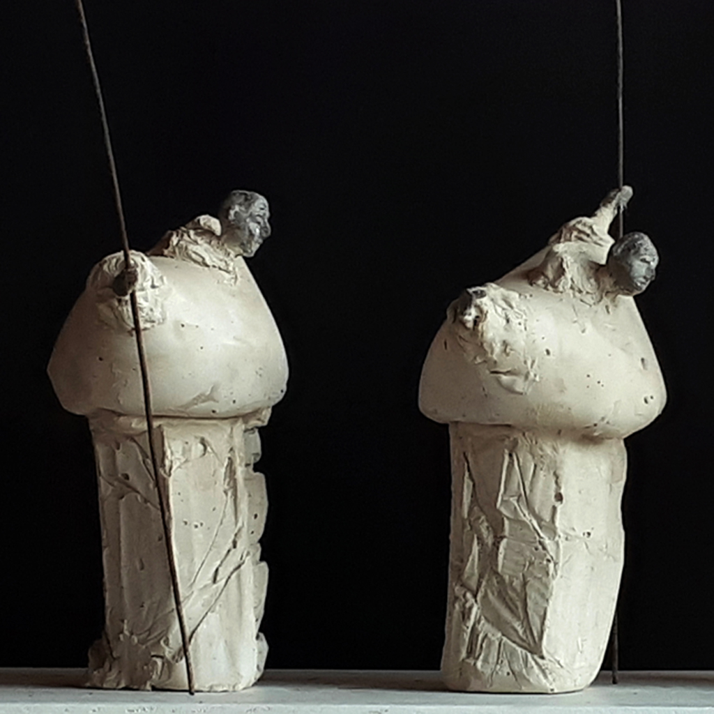 Suite de trois personnages en béton avec leur canne de marche . Sculpture de Philippe Doberset
