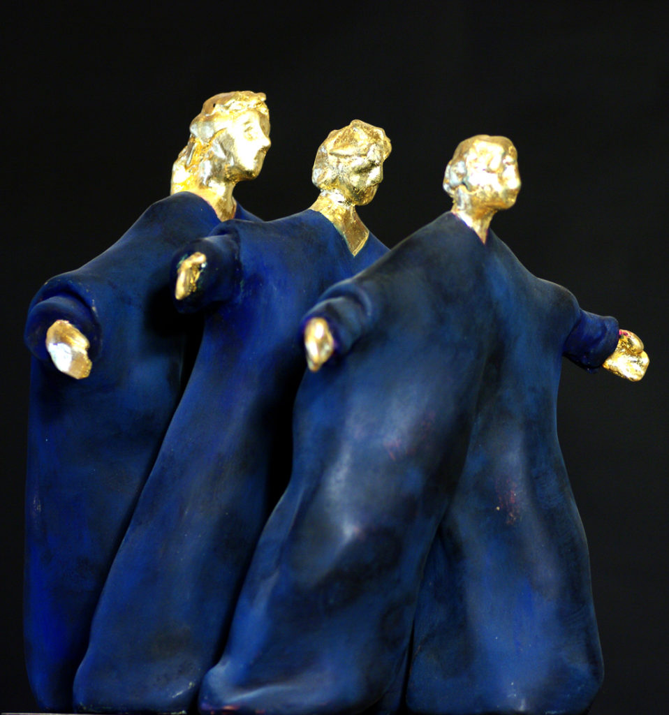 Trois personnages en robe bleue et tête dorée. Sculpture de Philippe Doberset