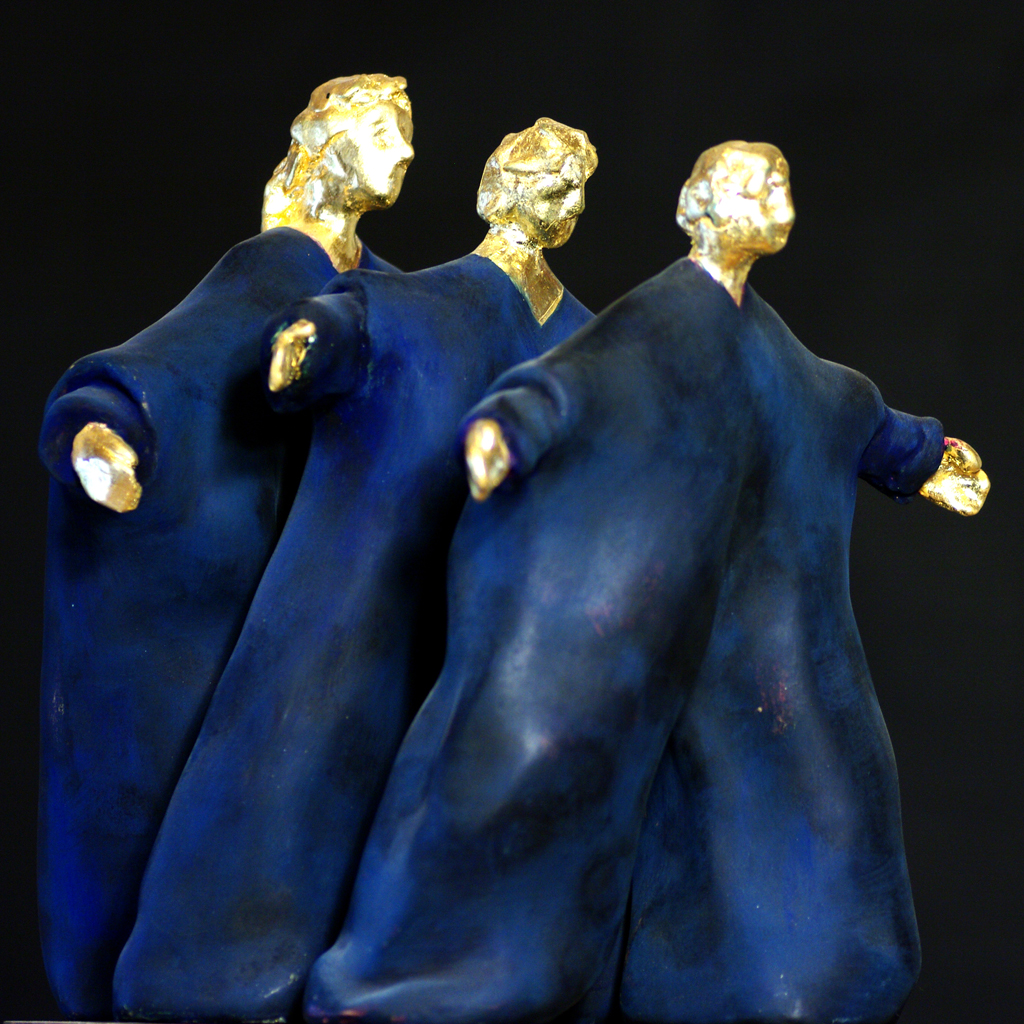 Trois personnages en robe bleue et tête dorée. Sculpture de Philippe Doberset