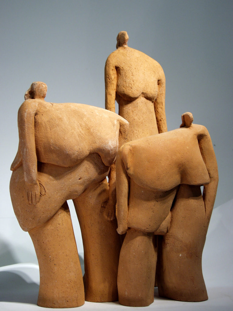 Trois personnages de la série pachys . Sculpture en terre cuite de Philippe Doberset