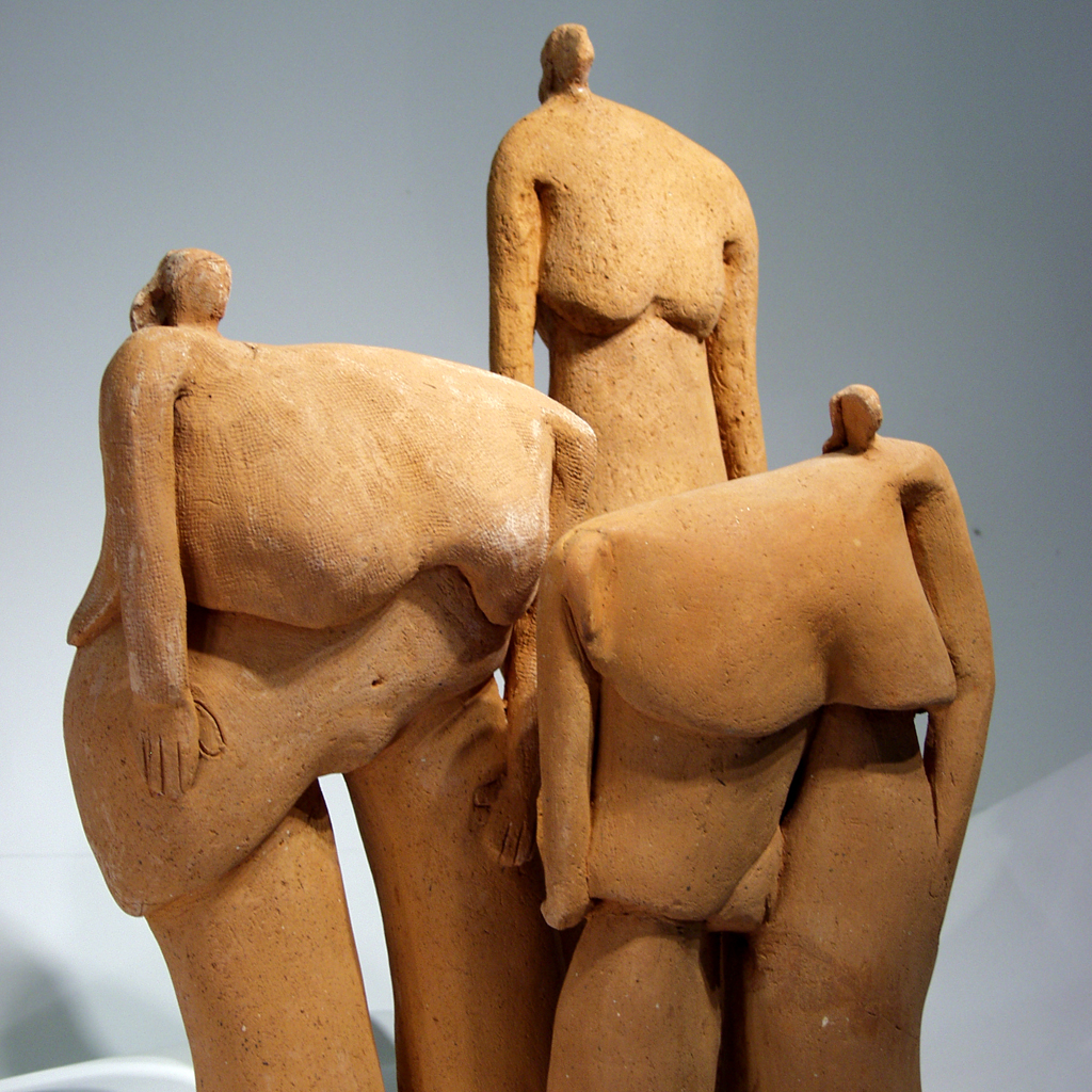 Trois personnages de la série pachys . Sculpture en terre cuite de Philippe Doberset