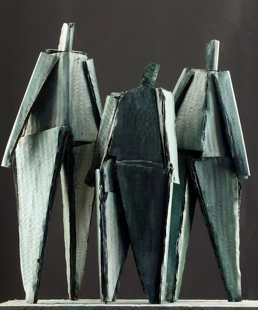 Trois personnages en carton de la série Les passants. Sculpture de Philippe Doberset