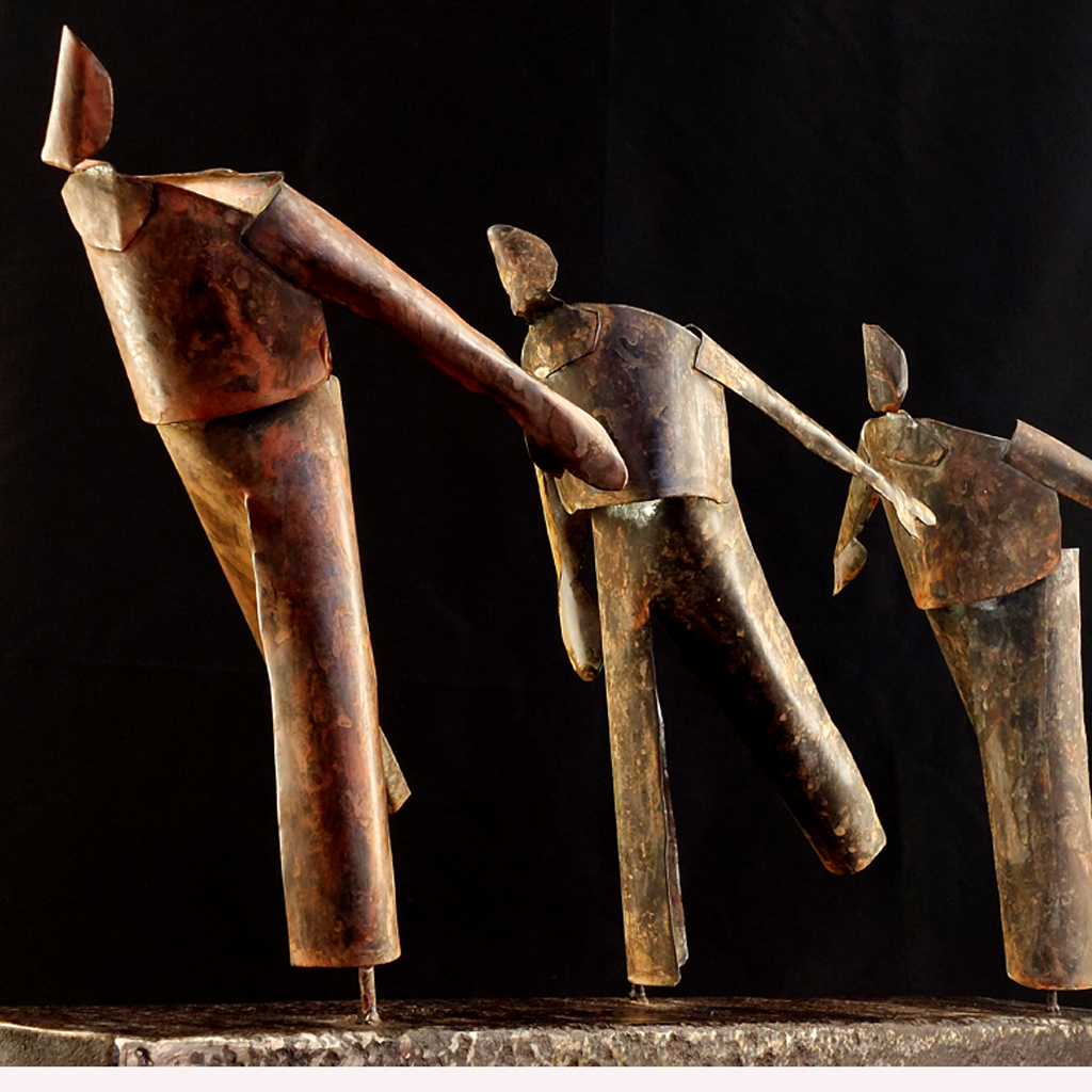 trois personnage en zinc . sculpture de Philippe Doberset