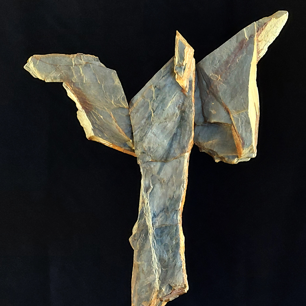 Sculpture en pierre de Philippe Doberset représentant un grand oiseau ailes déployées