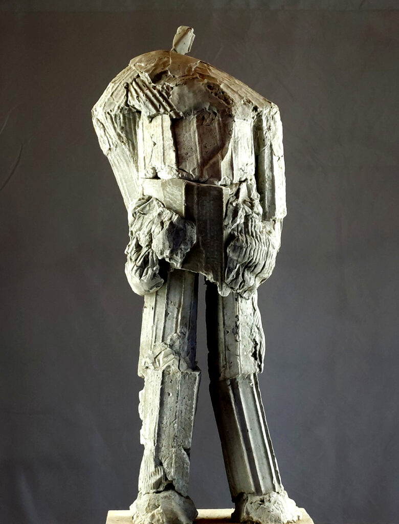 Le troisième homme sculpture en béton de Philippe Doberset représentant un personnage debout