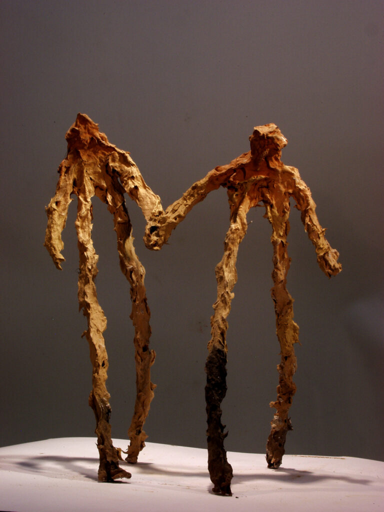 Deux personnages se tenant par la main. sculpture de Philippe Doberset