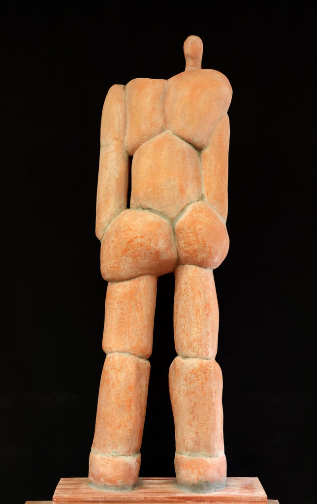 Grand personnage en terre cuite sur un socle de brique. Sculpture de bordelais Philippe Doberset