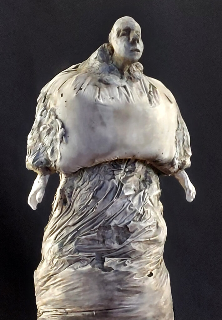 Personnage en béton désemparé. Sculpture de Philippe Doberset