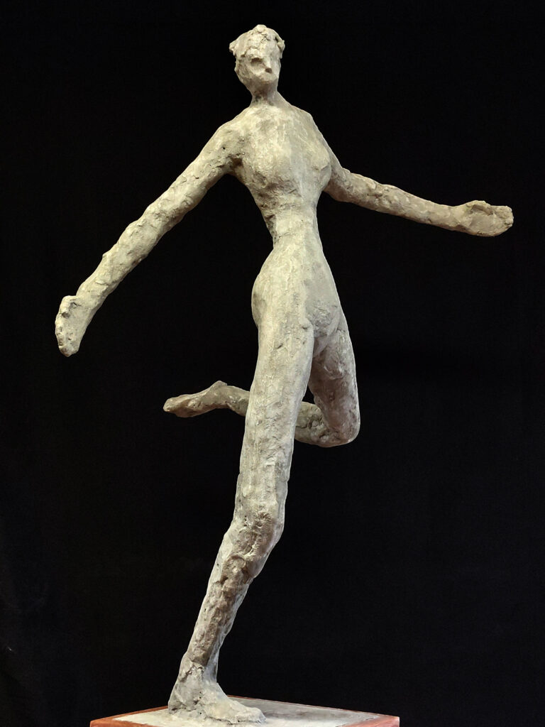 Personnage en béton courant en appui sur une jambe. sculpture de Philippe Doberset 