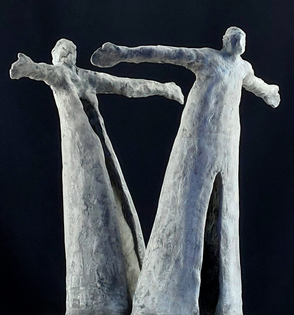 Deux personnages en ciment opposés dos à dos. Sculpture de Philippe Doberset