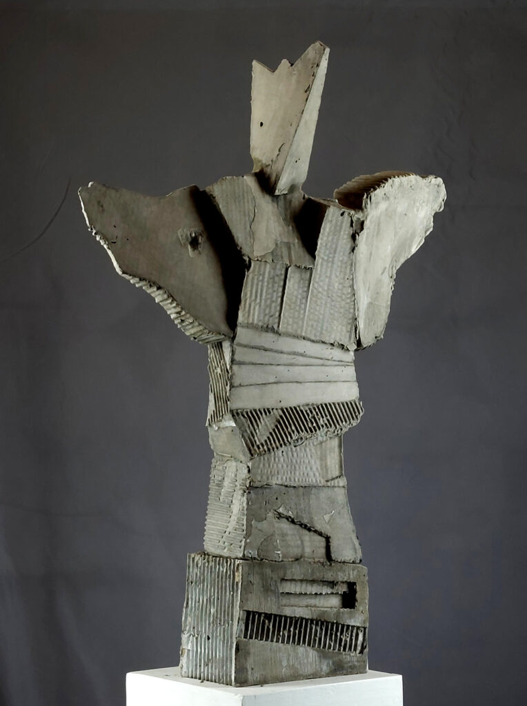 Un personnage en béton ailé et victorieux. Sculpture de Philippe Doberset