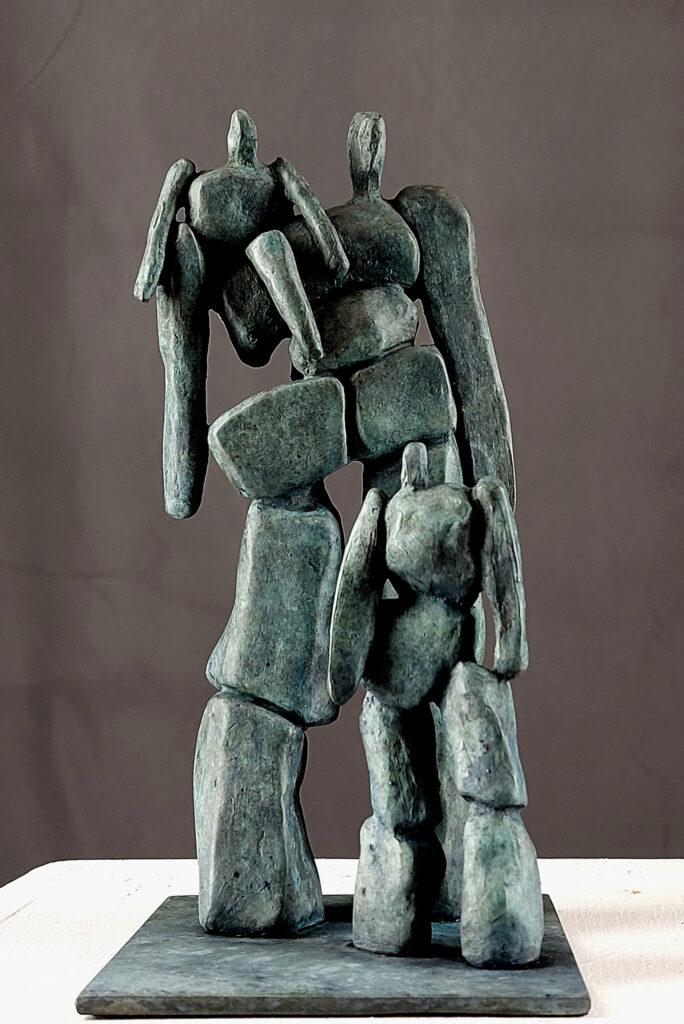 Groupe de trois personnages en bronze. Sculpture de Philippe Doberset