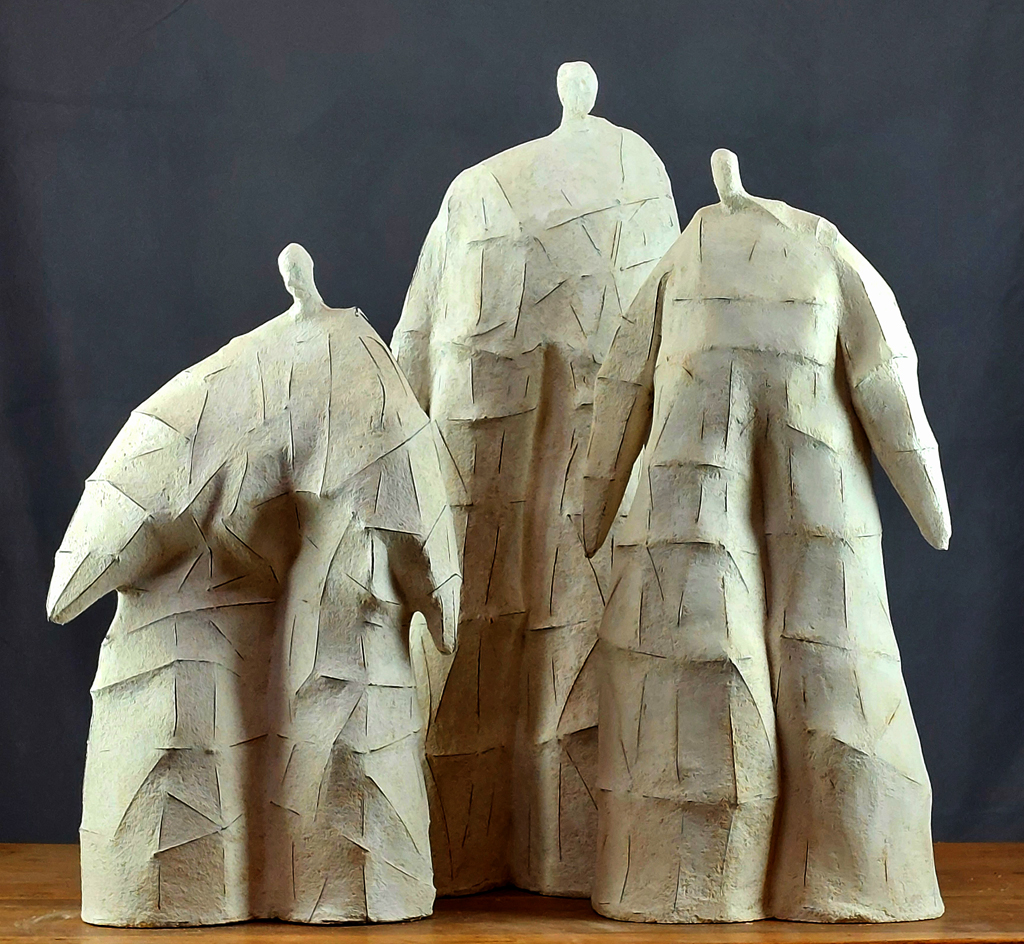 Trois personnages en béton blanc. Sculpture de Philippe Doberset
