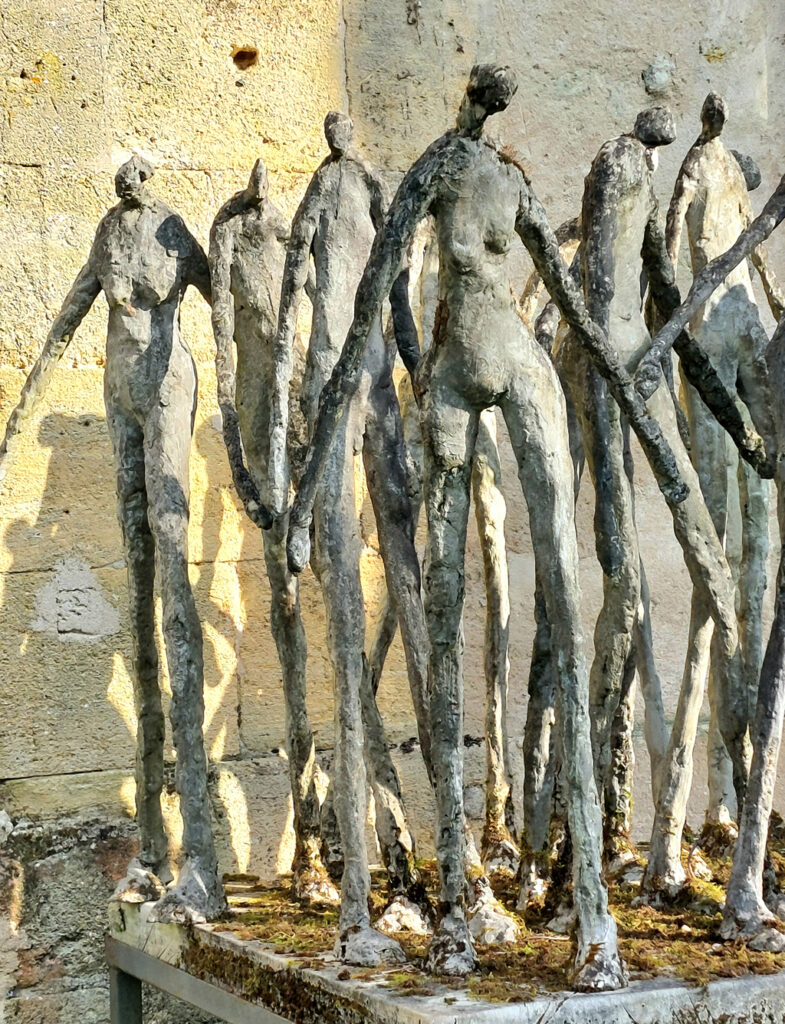 Groupe de personnages en ciment. Sculpture de Philippe Doberset