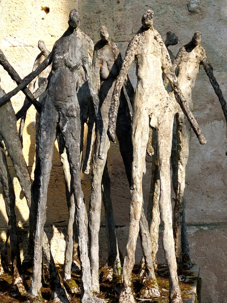 Groupe de personnages en ciment. Sculpture de Philippe Doberset