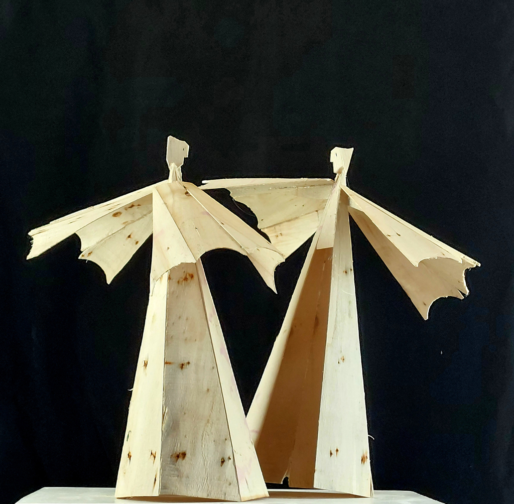 Deux personnages en bois de cageots. Sculpture de Philippe Doberset