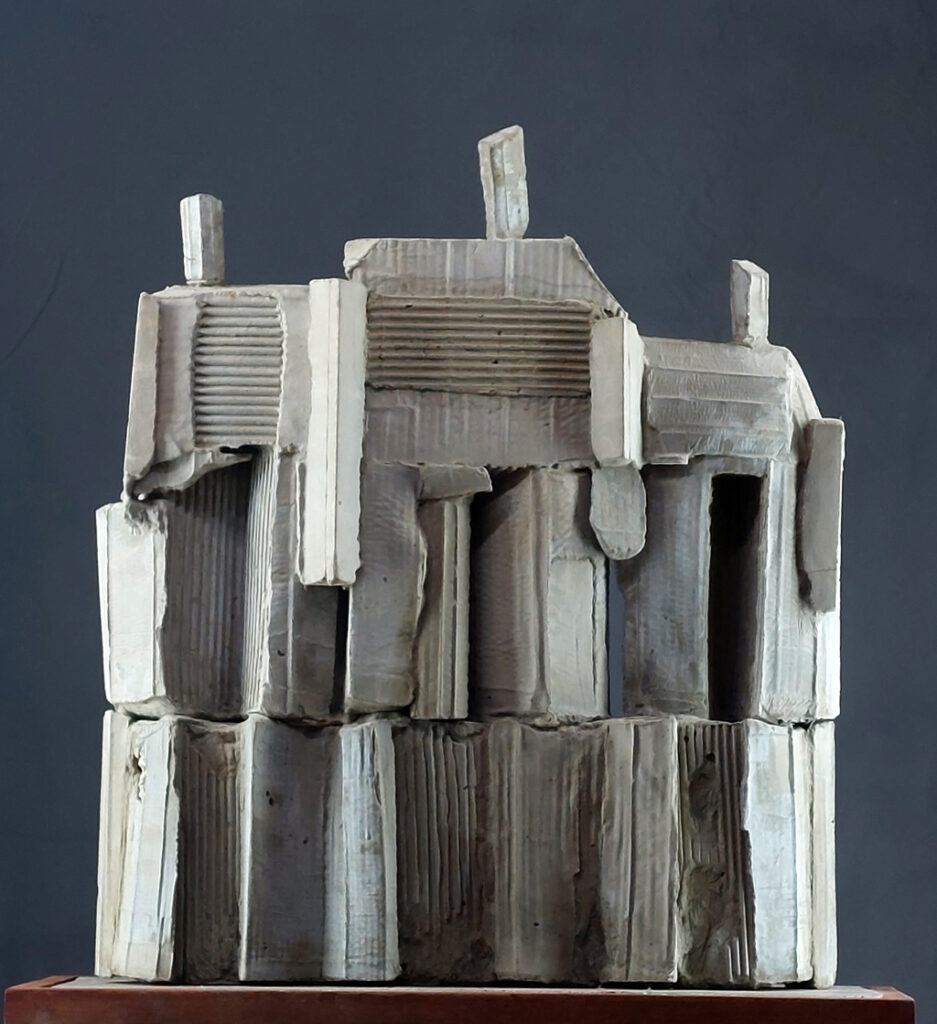 Trois personnages en béton brut de style cubiste. sculpture de Philippe Doberset