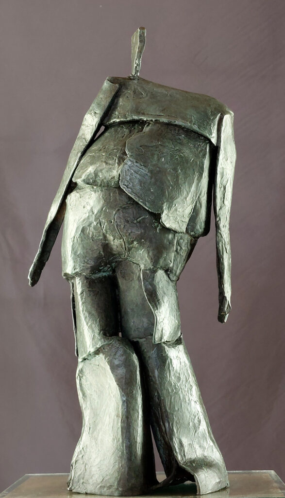 Sculpture en bronze de Philippe Doberset représentant un grand personnage  les bras ballants dans une pose déhanchée.