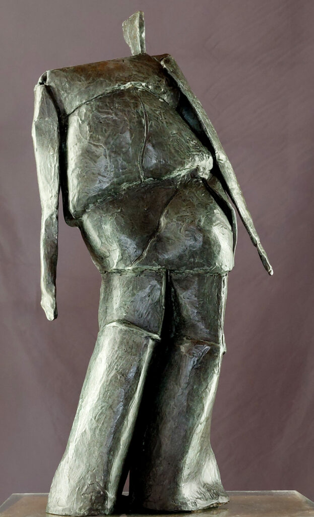 Sculpture en bronze de Philippe Doberset représentant un grand personnage  les bras ballants dans une pose déhanchée. Vue de verso.