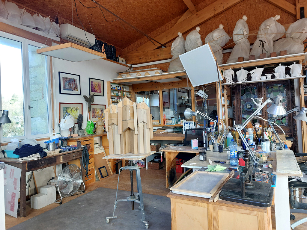 Vue intérieure de l'atelier de Philippe Doberset sculpteur à Le Tourne près de Bordeaux
