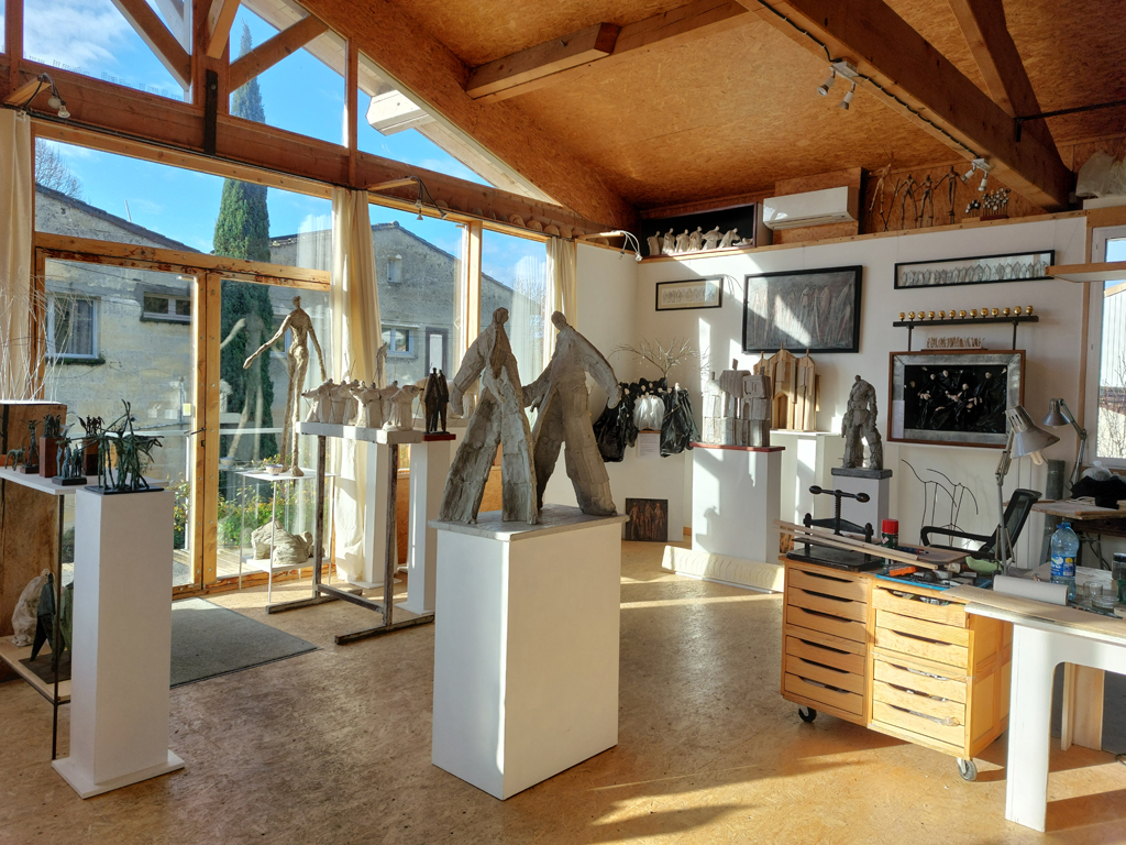 Vue intérieure de l'atelier de Philippe Doberset sculpteur à Le Tourne près de Bordeaux