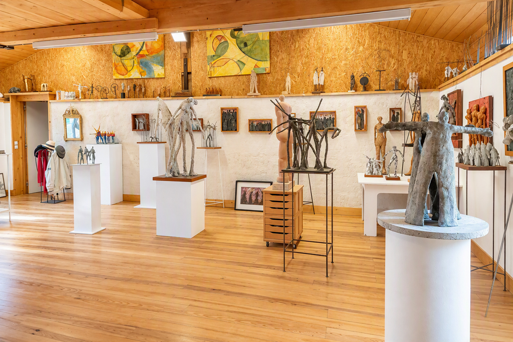 Vue intérieure de l'atelier de Philippe Doberset sculpteur à Le Tourne près de Bordeaux