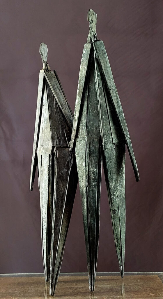 Couple de personnages marchant et se tenant par la main. Sculpture en bronze de Philippe Doberset