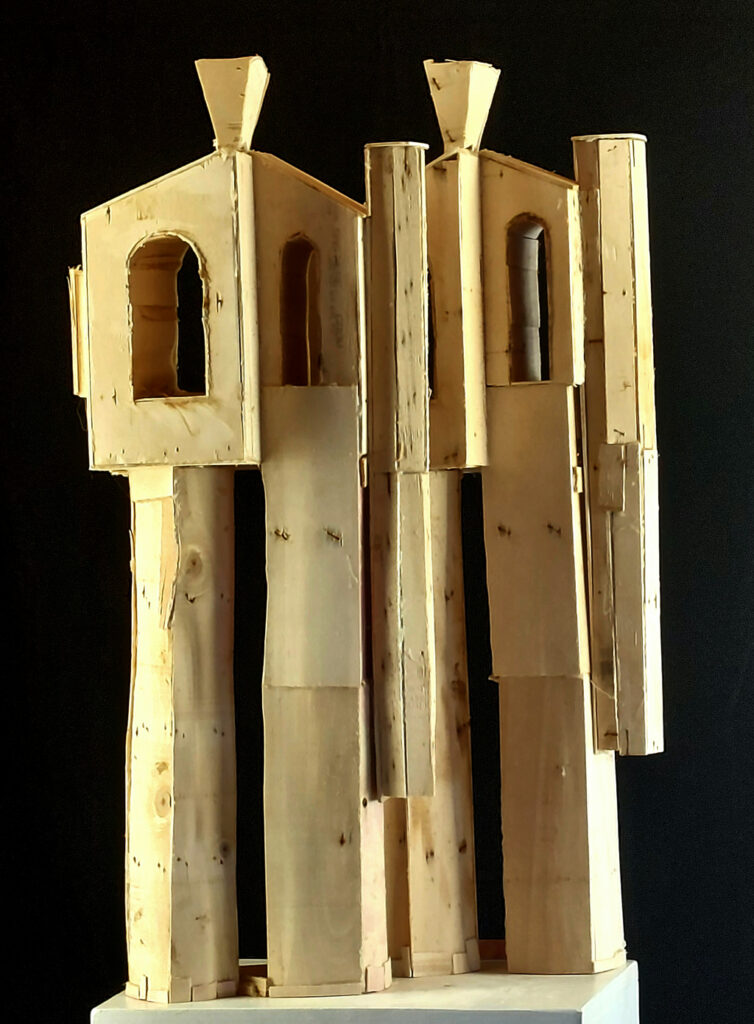 Coffrage en bois préparatoire d'une sculpture de Philippe Doberset comme une architecture anthropomorphe  représentant deux personnages en béton incluant  une série de petites têtes